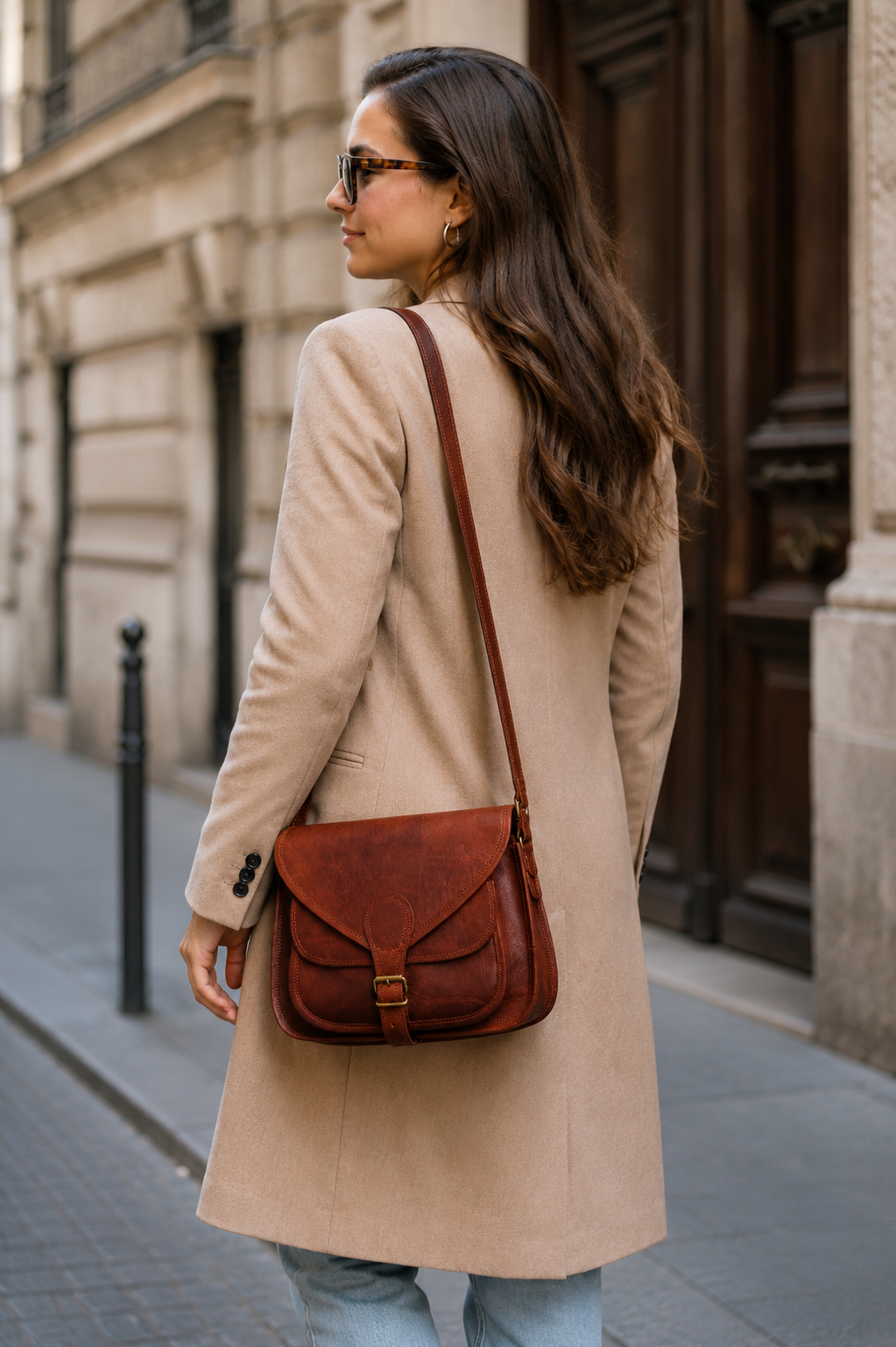 Leather crossbody bag features
