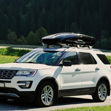 Kargo Kutusu Tavan Depolama Aracınızın kullanımında kullanılan tavan çapraz çubuklarına monte edilmiş kargo çalıştırma ile genişletin. Uzun yolculuklar ve ekstra bagaj için idealdir.